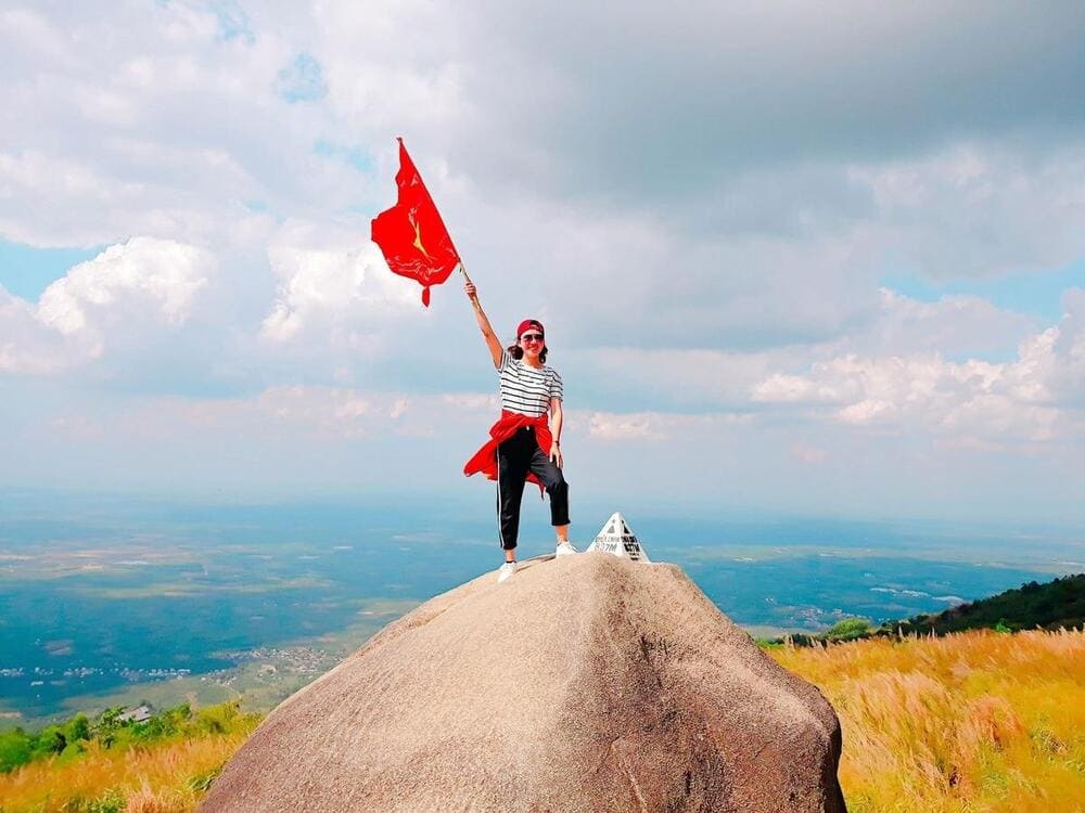 Du kh&aacute;ch n&ecirc;n ưu ti&ecirc;n trang phục thoải m&aacute;i v&agrave; gi&agrave;y thể thao để tiện di chuyển khi đến tham quan c&aacute;c khu du lịch sinh th&aacute;i (Nguồn: CafeF)